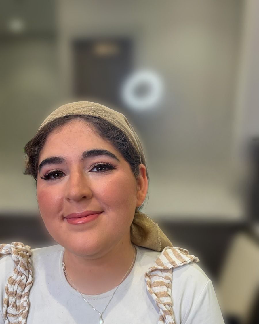 Natural makeup with a defined eye and a headband