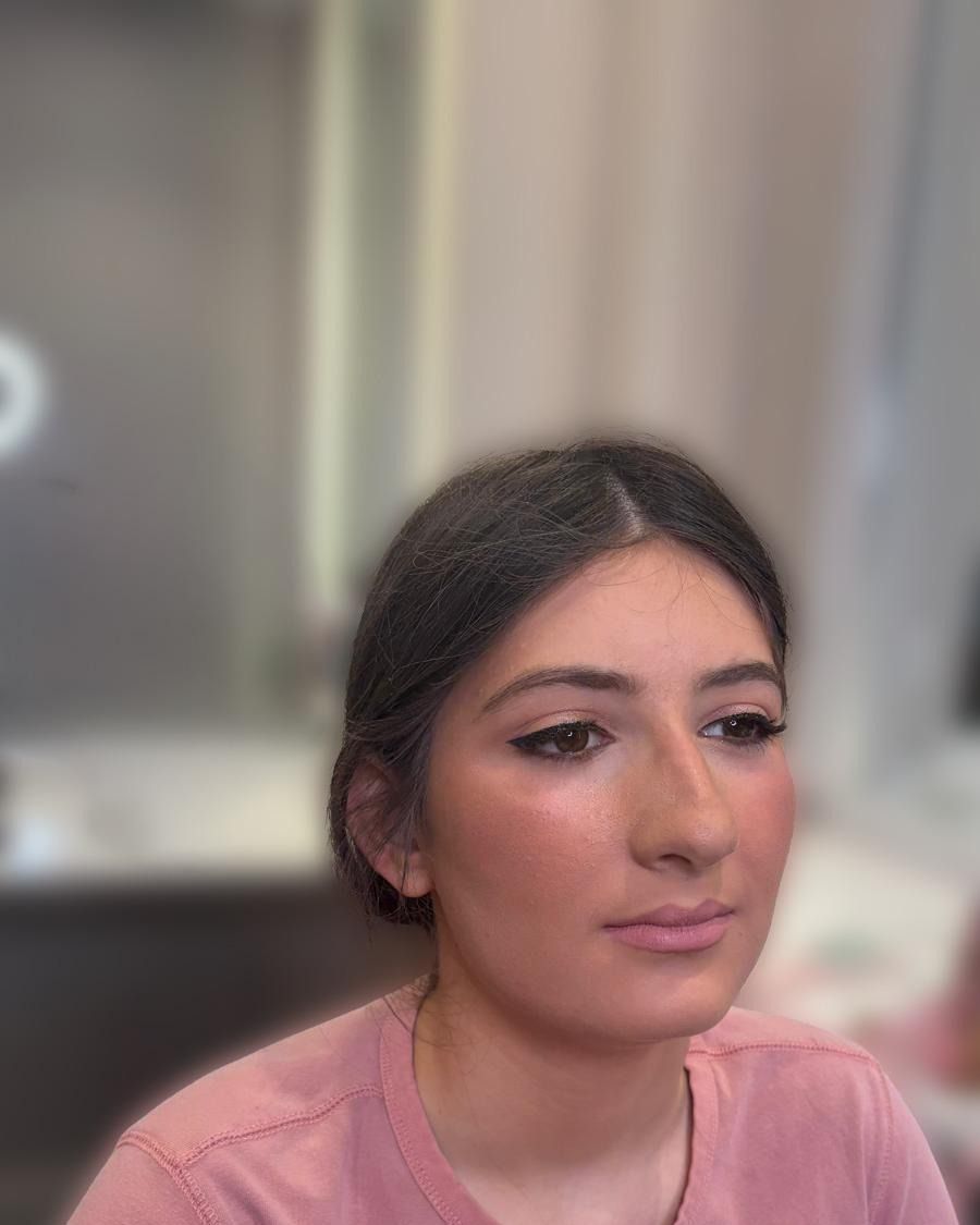 Warm everyday makeup with a soft lip